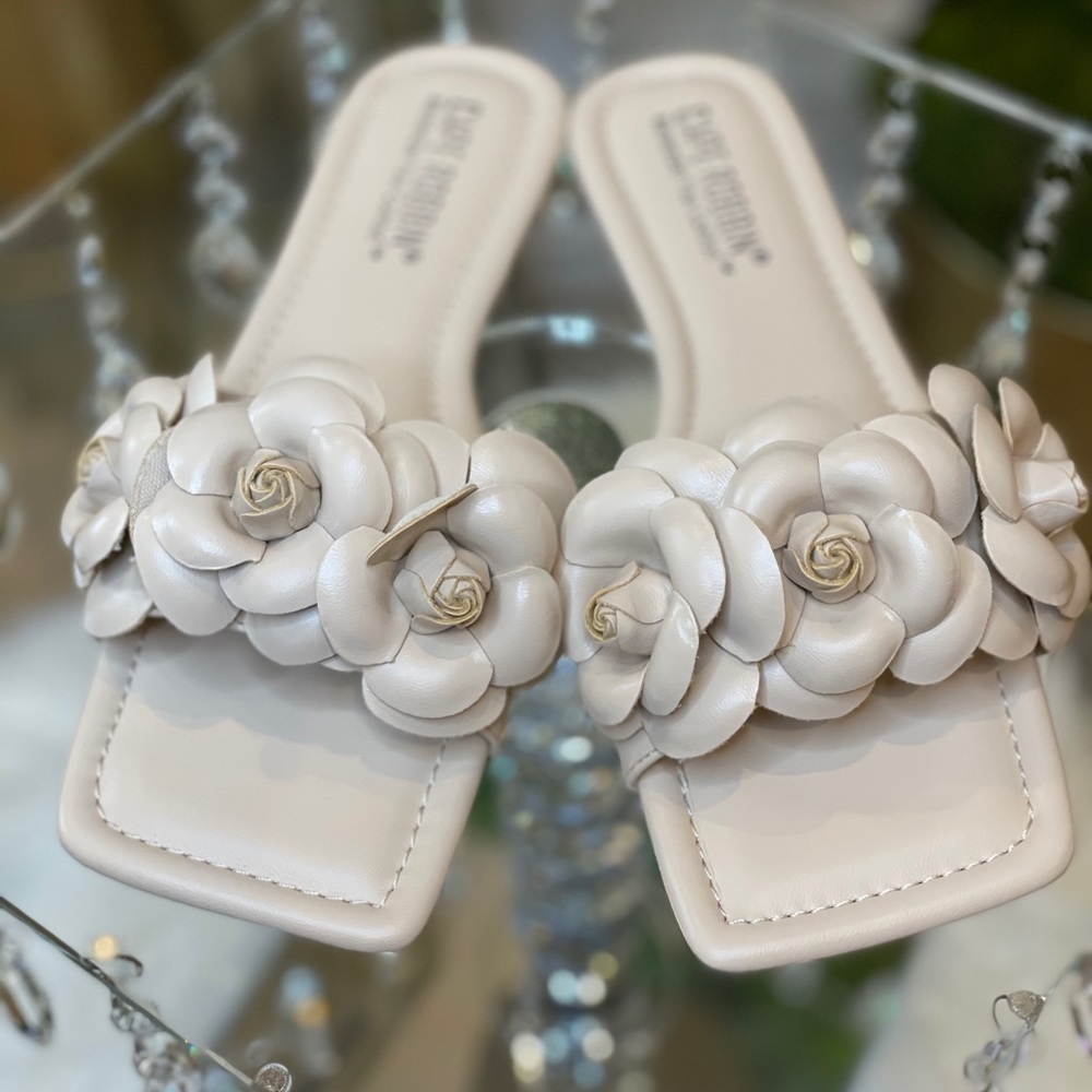 Flat flower detail sandals